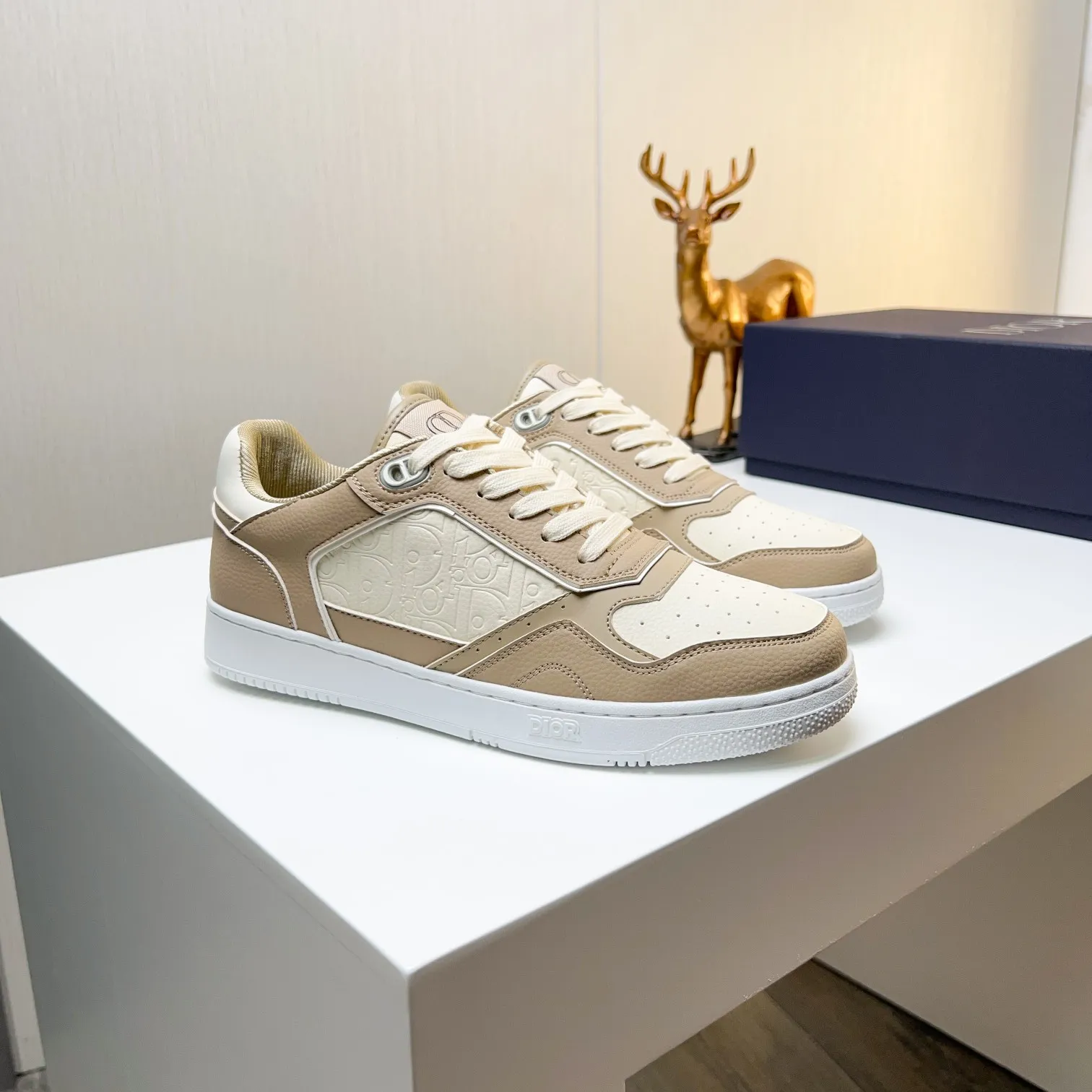 Men's Men's Shoes 💰400 [New] 🦩🦩Dior - Low-top sneakers 2025 spring men's collection new arrivals [Celebrate][Celebrate][Celebrate], reinterpret the basketball shoe design and become a classic Dior item [Strong][Strong][Strong], crafted in black and cream white smooth cowhide with beige suede, leather display on the side The CD logo, tongue, sole and back side are decorated with various distinctive details to enhance the style[666][666], while eyelet details, topstitching and rubber panels highlight the dynamic charm of its athletic style[strong][strong][strong]. It has a two-color rubber sole, which can be matched with various clothing to create a refined look. Size: 38 to 44 (45 can be customized